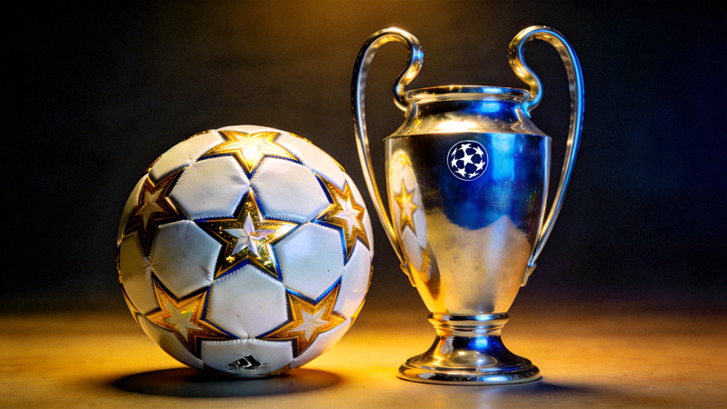 欧冠联赛标志性的星星足球与奖杯同框展示
